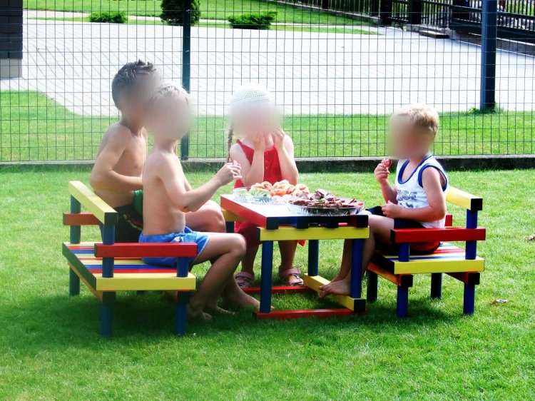 Ławka Dla Dzieci Z Tworzywa Z Oparciem 3