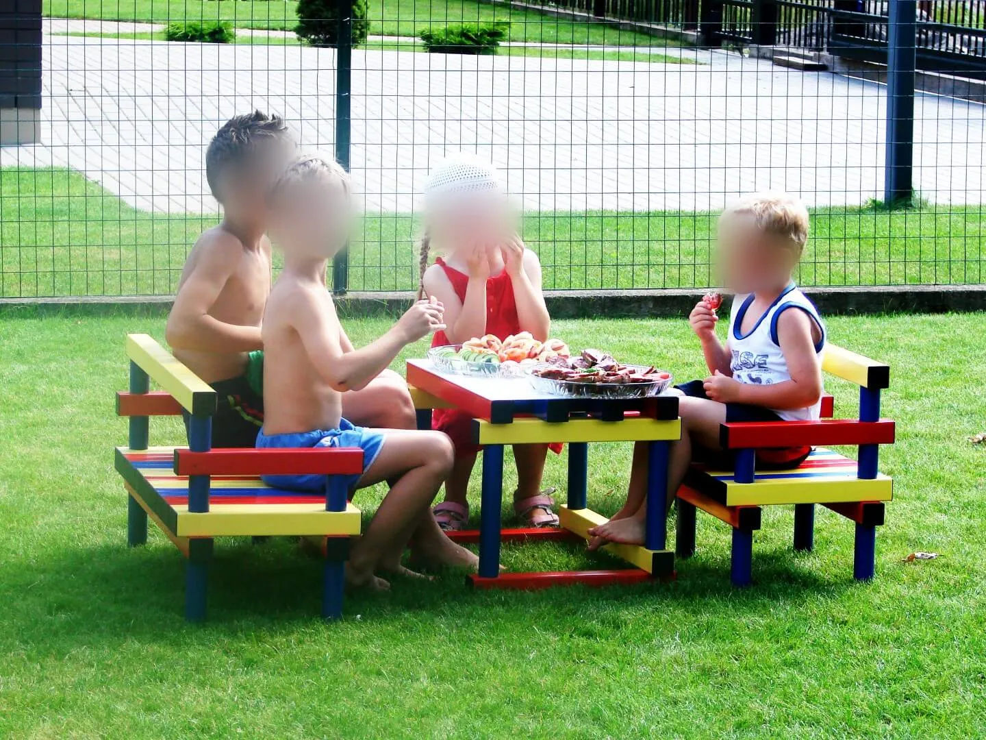 krzeselka stolki stoliki lawki dla dzieci z kolorowego tworzywa